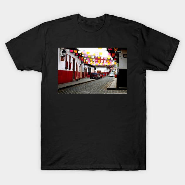 Rue pavée de Patzcuaro, Mexique T-Shirt by franck380